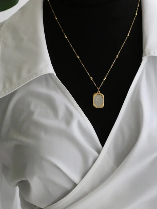 COMMENSE Necklaces|Accessories^Embossed Rose Square Pendant Necklace Gold