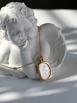 COMMENSE Necklaces|Accessories^Embossed Rose Square Pendant Necklace Gold