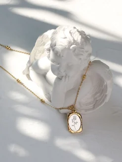 COMMENSE Necklaces|Accessories^Embossed Rose Square Pendant Necklace Gold