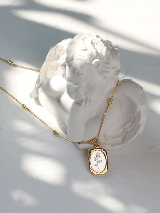 COMMENSE Necklaces|Accessories^Embossed Rose Square Pendant Necklace Gold
