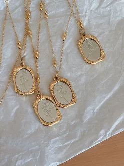 COMMENSE Necklaces|Accessories^Embossed Rose Square Pendant Necklace Gold